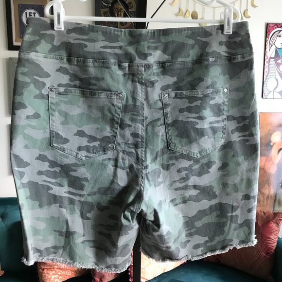 BELLE Kim Gravel size 18W Green Stretch Camo Camouflage Pull-On Denim Shorts - Picture 2 of 3